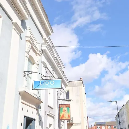 Charlotte's Charming Clifton Flat Бристоль