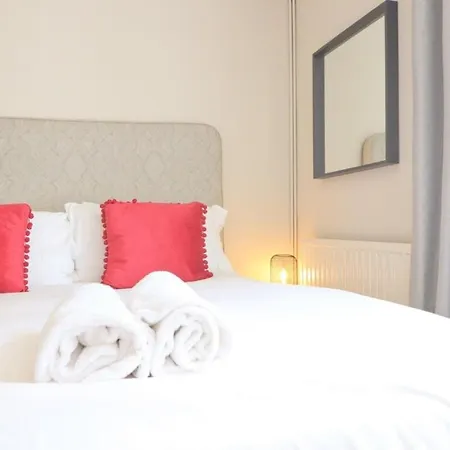 Charlotte's Charming Clifton Flat Бристоль