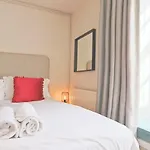 Daire Charlotte's Charming Clifton Flat