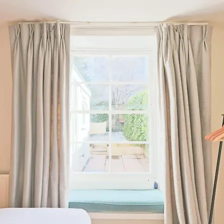 Charlotte's Charming Clifton Flat Appartamento Bristol